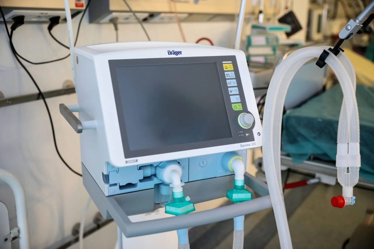 1907 z 2280 łóżek szpitalnych przeznaczonych dla pacjentów z koronawirusem jest już zajętych przez pacjentów chorych na Covid-19 w Małopolsce. Tak wynika z informacji urzędu wojewódzkiego. Zajętych jest także 188 z 192 respiratorów. Oznacza to, że urządzeń podtrzymujących życie wielu pacjentów zostało tylko 4.