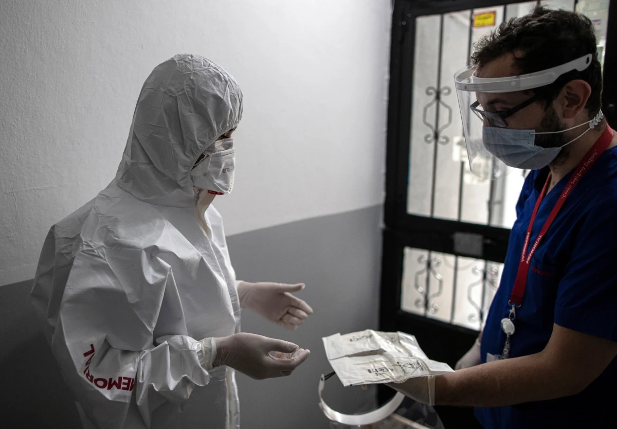 O 16 300 nowych zakażeniach koronawirusem i śmierci 132 chorych na Covid-19 poinformował resort zdrowia. Ogromny wzrost liczby przypadków SARS-CoV-2 zanotowano na Mazowszu: w ciągu 24 godzin wykryto tam ponad 3,5 tysiąca zakażeń. W całym kraju zajętych jest blisko 13,3 tysiąca łóżek dla pacjentów z Covid-19, co oznacza, że ostatniej doby przybyło w szpitalach ponad 1000 takich pacjentów. Liczba zajętych respiratorów przekroczyła natomiast tysiąc. Aktualny bilans pandemii w Polsce to 280 229 potwierdzonych infekcji SARS-CoV-2 i 4 615 ofiar śmiertelnych.