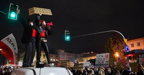 ​Kierowca bmw, który wjechał w poniedziałek w dwie kobiety protestujące na Mokotowie przeciwko orzeczeniu Trybunału Konstytucyjnego w sprawie aborcji, jest już w rękach policji.