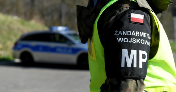 Od jutra Żandarmeria Wojskowa zyska - decyzją premiera Mateusza Morawieckiego - uprawnienia policji. Żołnierze mają pomagać w ochronie bezpieczeństwa i porządku publicznego: decyzja szefa rządu ma związek z gwałtownym wzrostem zachorowań na Covid-19 i będzie obowiązywała aż do odwołania stanu epidemii. Rządzący podkreślają, że to nie pierwsza taka sytuacja - pomijają jednak fakt, że od momentu wybuchu w Polsce epidemii wojskowi nie mieli jeszcze tak szerokich uprawnień.