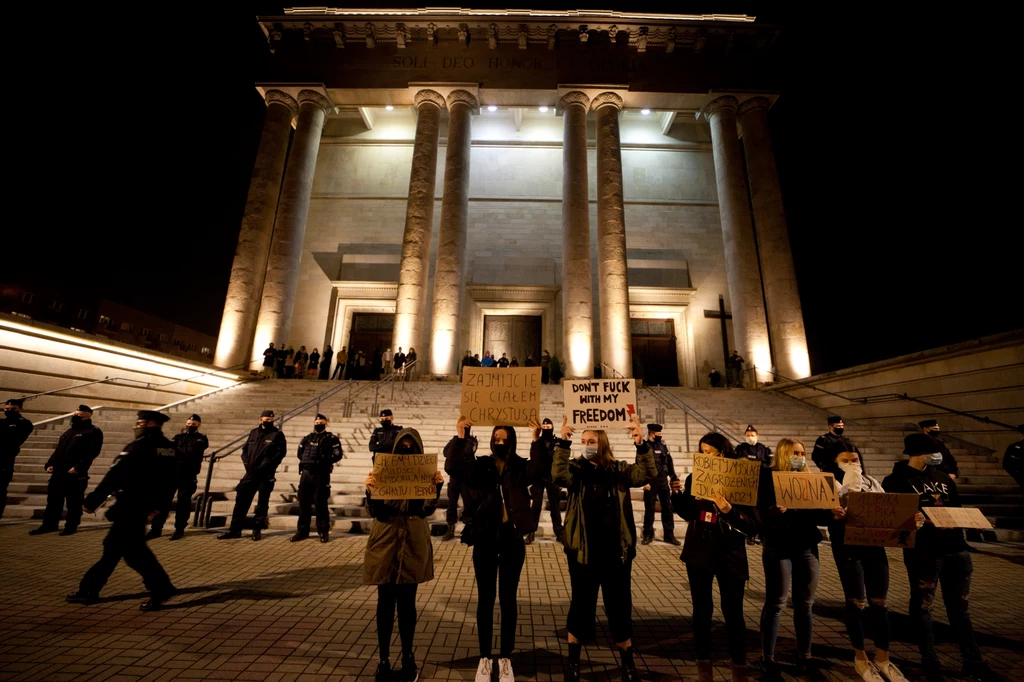 Protest przed katedrą w Katowicach