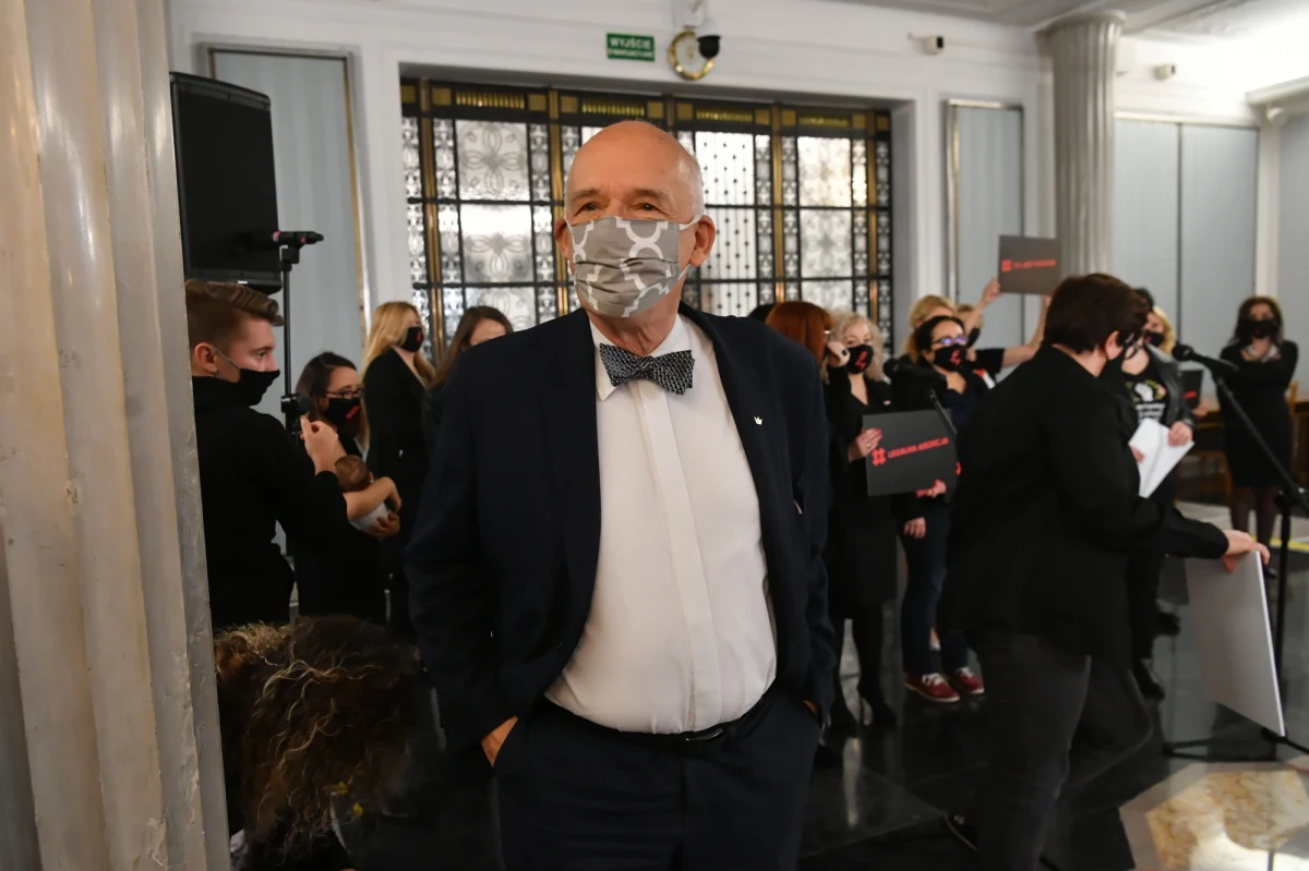 ​"Takiego chamstwa i wulgaryzmu, jakie widzimy na ulicach Warszawy, dawno nie widziałem. Teraz to szambo wylało się do Sejmu" - ocenił poseł Janusz Korwin-Mikke z Konfederacji w przerwie obrad Sejmu, którą zarządzono po protestach na sali plenarnej posłów KO i Lewicy.