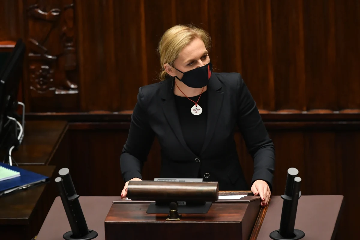 Oskarżam PiS i Jarosława Kaczyńskiego o zniszczenie konstytucyjnego ładu i o wywołanie chaosu na polskich ulicach - mówiła w Sejmie wiceszefowa klubu Koalicji Obywatelskiej Barbara Nowacka.