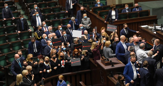 Bardzo uprzejmie przepraszam panią poseł za pomyłkę. Oczywiście nie wykluczyłem pani poseł, ani śp. pani mamy z obrad - mówił we wtorek wicemarszałek Sejmu Ryszard Terlecki zwracając się do posłanki KO Barbary Nowackiej. Podczas awantury dotyczącej aborcji Terlecki wygłosił ostrzeżenie pod adresem "posłanki Jarugi-Nowackiej". Matka posłanki Nowackiej zginęła w katatrofie smoleńskiej.  