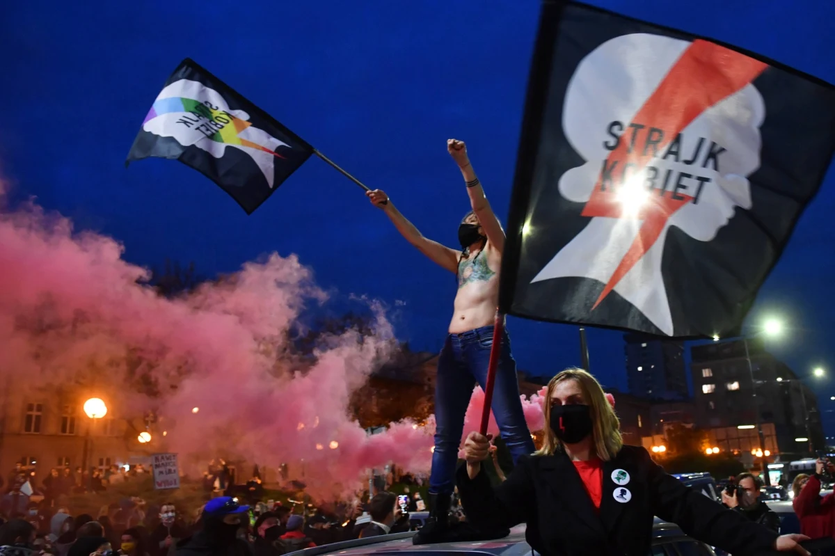 „Są absolutnie wykluczone, nie mogą mieć miejsca. Będziemy im z całą stanowczością przeciwdziałać” – tak premier Morawiecki skomentował trwające od kilku dni protesty na ulicach. Manifestujący wyrażają swoje niezadowolenie w związku z orzeczeniem Trybunału Konstytucyjnego ws. aborcji. Jak słowa premiera zostały odebrane przez Strajk Kobiet? „To straszenie protestujących” – mówi RMF FM Marta Lempart, jedna z liderek Strajku Kobiet.