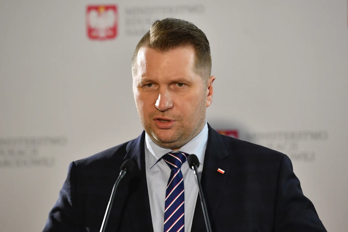 Będą zmiany w wymaganiach na egzaminie ósmoklasisty i maturze - zapowiada resort edukacji. "Muszą być adekwatne do tego, co uczniowie byli w stanie przerobić" - tłumaczy Przemysław Czarnek. Nowe wymogi mają obowiązywać tylko w tym roku szkolnym.