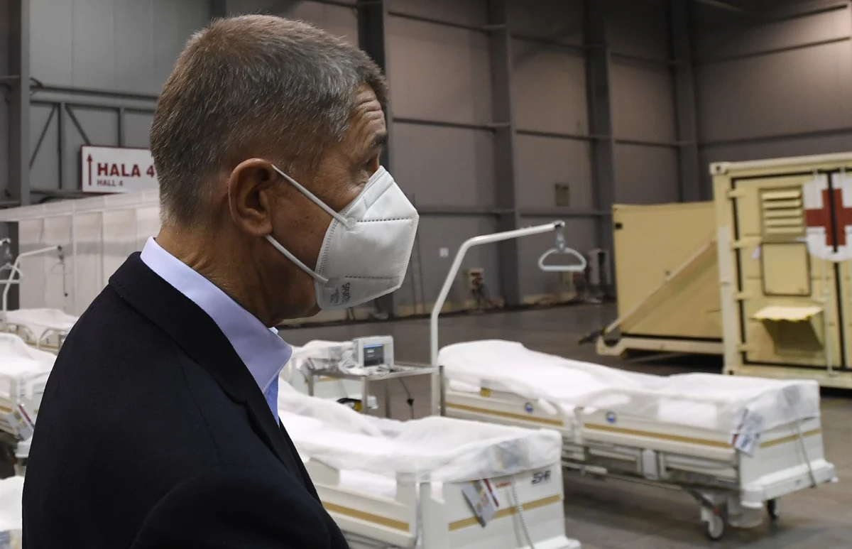 ​Czeski rząd chce przedłużenia stanu wyjątkowego do grudnia. Jak ogłosił premier Andrej Babiš wymaga tego sytuacja - w kraju wciąż notuje się wiele zakażeń. Dodał, że byłoby świetnie, gdyby firmy zaczęły zamawiać pracownikom biurka do domu.