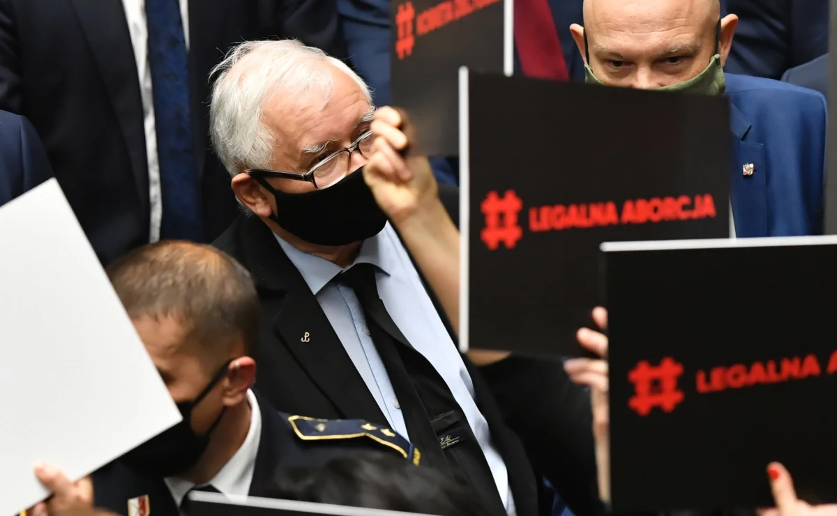 Wyrok Trybunału Konstytucyjnego w sprawie aborcji jest zgodny z konstytucją i w świetle konstytucji innego wyroku być nie mogło - powiedział w oświadczeniu opublikowanym we wtorek prezes PiS, wicepremier Jarosław Kaczyński.