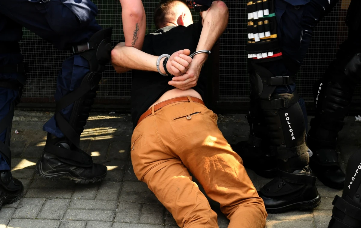 Europejski Komitet ds. Zapobiegania Torturom zarzuca Polsce nadużywanie przez policję siły podczas zatrzymań, utrudnianie zatrzymanym dostępu do pomocy prawnej i brak możliwości poinformowania rodziny.