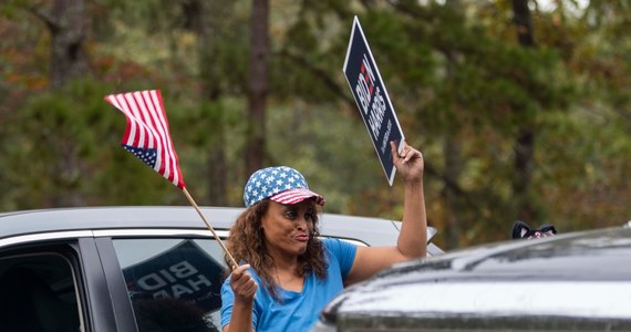 Dokładnie tydzień do wyborów w Stanach Zjednoczonych. Za 7 dni Amerykanie zdecydują kto zostanie prezydentem USA. O reelekcję ubiega się Donald Trump. Plany chce mu pokrzyżować Joe Biden. W ramach wczesnego głosowania swój głos oddało już ponad 68 milionów Amerykanów. To rekord i może być to zapowiedzią najwyższej frekwencji wyborczej od ponad 100 lat - przekazuje Reuters, powołując się na portal U.S. Elections Project.