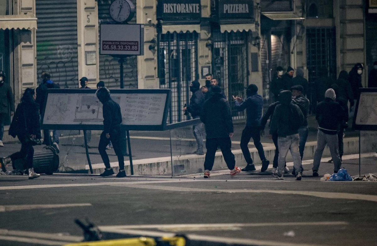 W Rzymie doszło we wtorek wieczorem do gwałtownych protestów przeciwników restrykcji, wprowadzonych przez włoski rząd w ramach walki z epidemią koronawirusa. Policja zatrzymała najbardziej agresywnych uczestników zajść.
