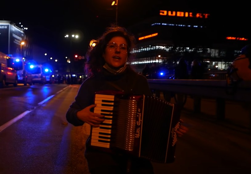 Tysiące odtworzeń w mediach społecznościowych, setki udostępnień i status nieoficjalnego hymnu strajku kobiet zdobyła polska wersja piosenki "Bella Ciao" spopularyzowanej przez serial Netflixa "Dom z papieru".