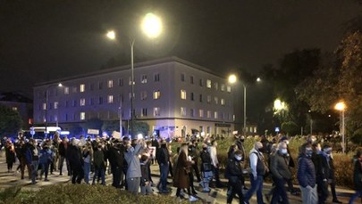 Przed mieszkaniem Krystyny Pawłowicz zgromadzili się protestujący. "Terroryści przed moim domem"