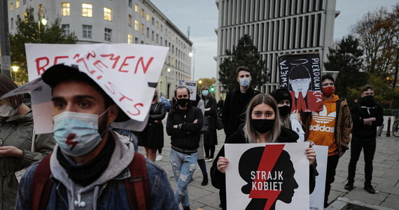 Co piąty Polak popiera prawo do aborcji na żądanie do 12. tygodnia ciąży, a około 60 procent z nas dopuszcza przerwanie ciąży w określonych sytuacjach - m.in. w przypadku nieodwracalnego uszkodzenia płodu: takie wyniki przynosi sondaż Kantar dla "Gazety Wyborczej". W badaniu aż 74 procent pytanych opowiedziało się przeciwko ostatniej decyzji Trybunału Konstytucyjnego, który uznał prawo do aborcji ze względu na wady płodu za niezgodne z Konstytucją. Co ciekawe, wyborcy PiS są w tej kwestii mocno podzieleni. Z sondażu wynika również, że ponad połowa Polaków popiera trwające w kraju protesty przeciwko decyzji TK.