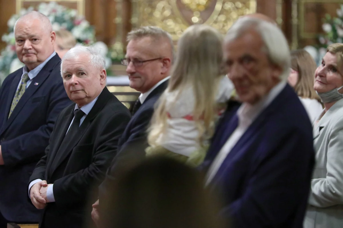 Ten atak ma zniszczyć Polskę. Ma doprowadzić do tryumfu sił, których władza w gruncie rzeczy zakończy historię narodu polskiego - mówił wczoraj prezes PiS. Atakującymi są demonstranci, protestujący przeciwko wyrokowi TK ws. aborcji, broniący - to członkowie i zwolennicy PiS, chroniący przed atakami Kościół. Dlaczego Kościół, skoro to nie on zawinił?