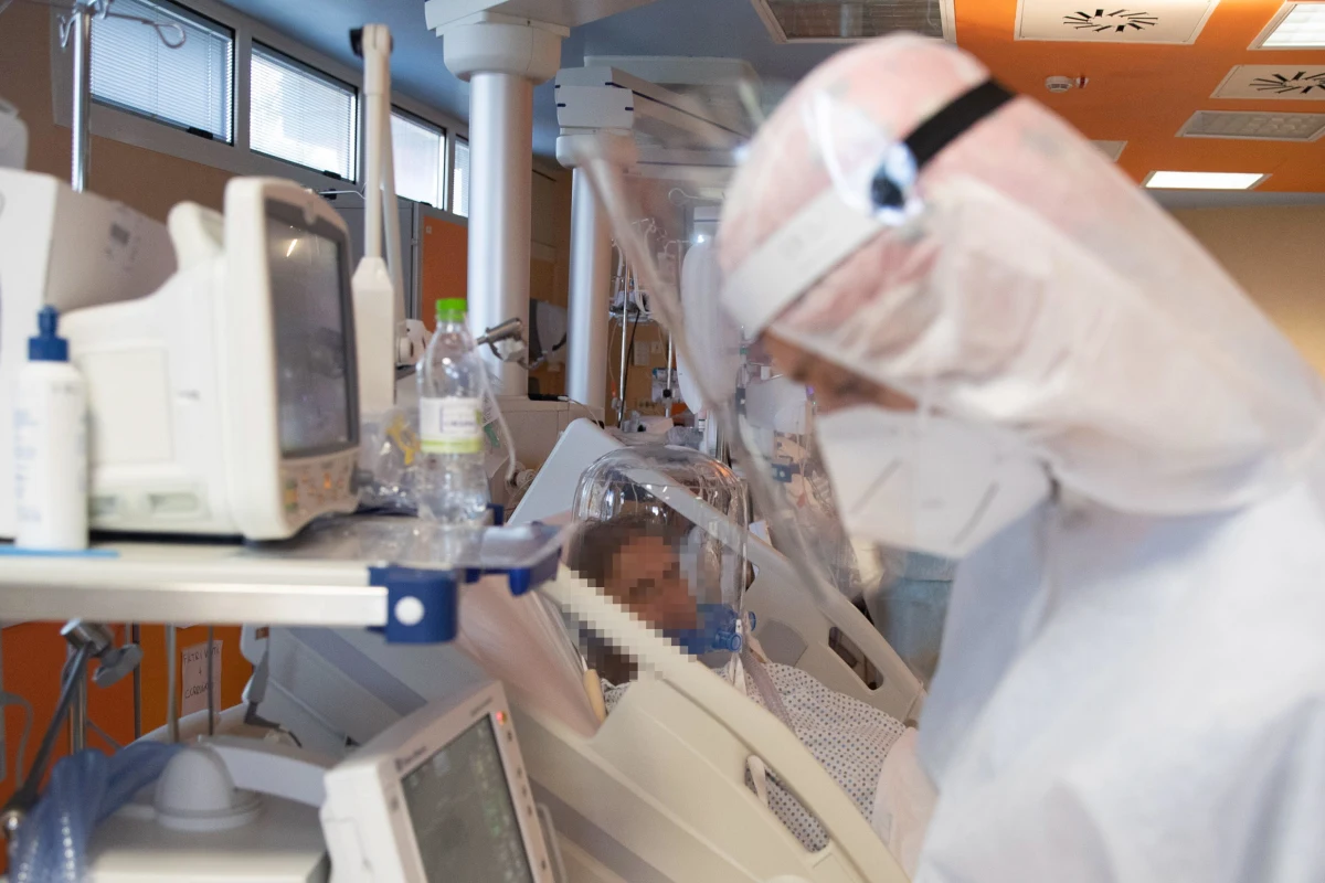 O 18 820 nowych zakażeniach koronawirusem i śmierci 236 chorych na Covid-19 poinformował resort zdrowia. W obu przypadkach zanotowaliśmy więc właśnie tragiczne rekordy pandemii. Całkowita liczba wykrytych w Polsce zakażeń SARS-CoV-2 zbliża się do 300 tysięcy, a liczba ofiar śmiertelnych to 4 851.