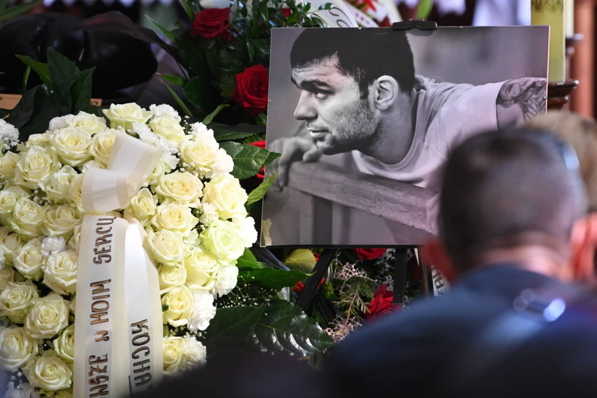 ​Sąd Okręgowy Warszawa-Praga w Warszawie utrzymał w mocy decyzję prokuratury o umorzeniu śledztwa w sprawie podżegania Dawida Kosteckiego do popełnienia samobójstwa. Sąd odrzucił zażalenie rodziny Kosteckiego, której pełnomocnik utrzymywał, że Kostecki został zamordowany. Prawomocne postanowienie sędzia Katarzyna Religa Sądu Okręgowego Warszawa-Praga wydała wczoraj.