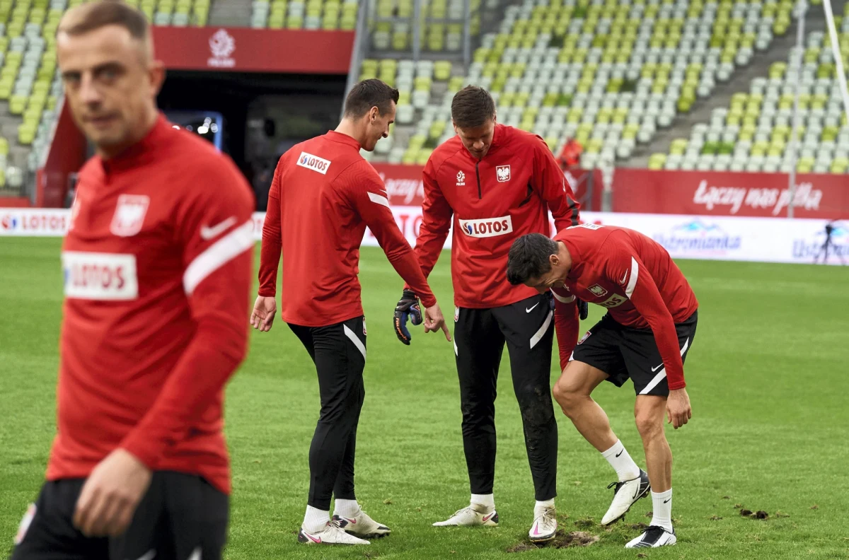 Czy 21 sekund może przesądzić o transferze Kamila Grosickiego? Sprawę przejścia Polaka do Nottingam Forest ma rozstrzygnąć komisja arbitrażowa - informuje serwis meczyki.pl. Chodzi o spóźnienie w dostarczeniu dokumentacji transferowej. Przez zamieszanie została ona wysłana o 17:00:21. Okno transferowe zamknęło się o 17:00… dwa tygodnie temu. Dopiero teraz sprawa transferu maja zająć się niezależni eksperci.