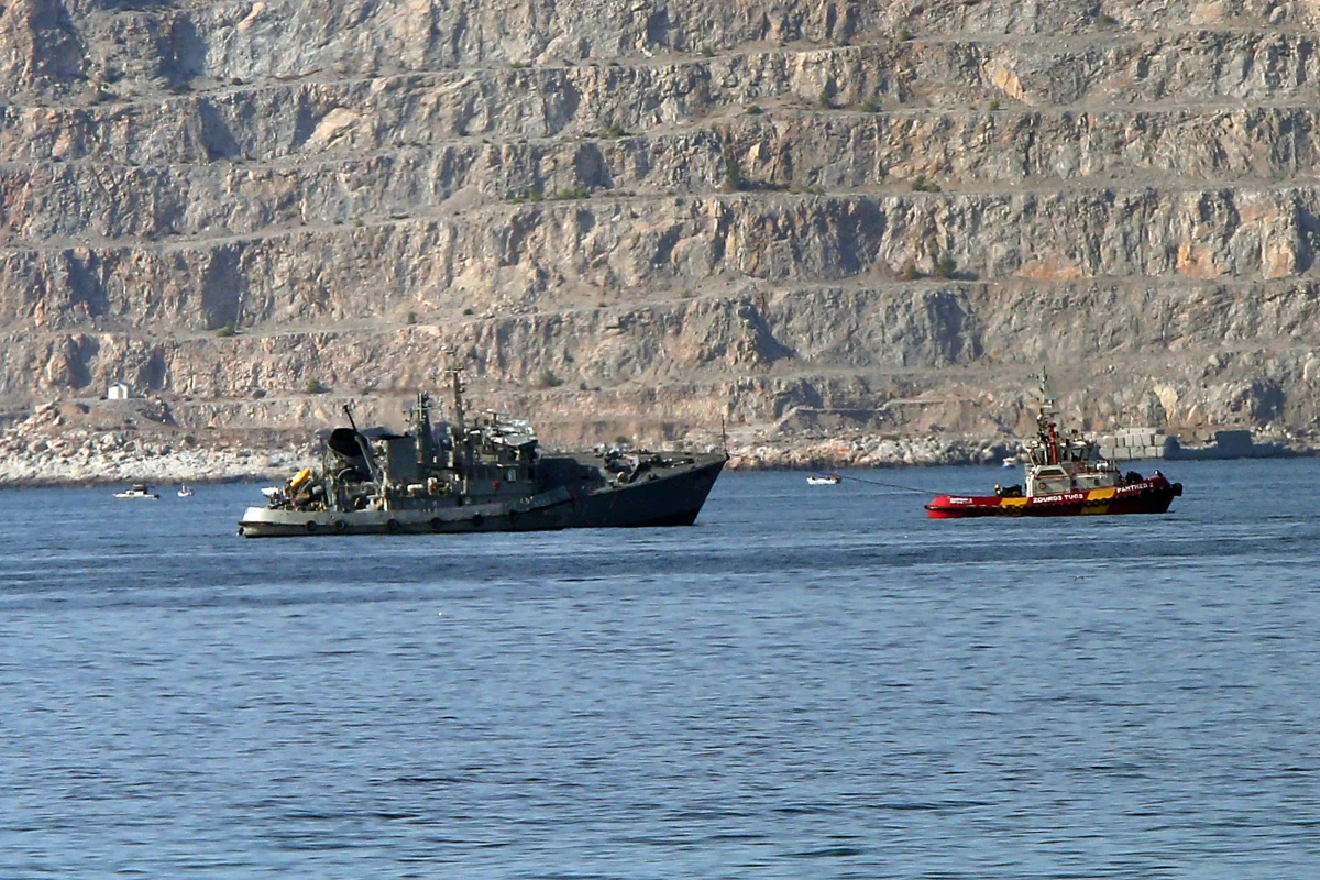 Polski kapitan kontenerowca Maersk Launceston doprowadził do zderzeniu z okrętem greckiej marynarki wojennej w pobliżu portu w Pireusie. Dziś został aresztowany. Jak informuje greckie ministerstwo żeglugi, okręt wojenny został poważnie uszkodzony.