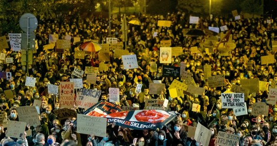 W rządzie upada pomysł wprowadzenia od najbliższej soboty pełnego lockdownu, czyli zamknięcia gospodarki. Gabinet Mateusza Morawieckiego rozważał tę opcję jeszcze w weekend i poniedziałek. Jak jednak dowiedzieli się dziennikarze RMF FM, z powodu ulicznych protestów kobiet scenariusz ten został odłożony na półkę.