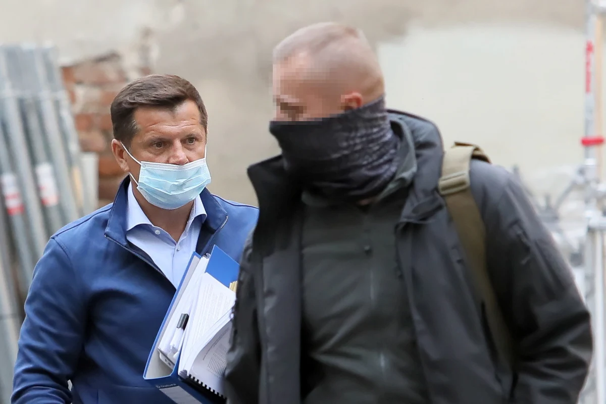 Milion euro poręczenia - czyli ponad 4,5 mln złotych. Ponadto zakaz zbliżania się do Roberta Lewandowskigo i jego żony, zakaz kontaktowania z nimi, dozór policji i zatrzymany paszport z zakazem opuszczania kraju. Takie środki zapobiegawcze zastosowała prokuratura wobec Cezarego Kucharskiego, byłego menedżera Roberta Lewandowskiego. Nie przyznał się on do szantażowania piłkarza w celu wymuszenia 20 mln euro zapłaty.