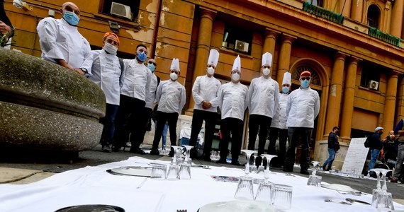 Rzym, Mediolan, Bolonia, Bergamo - w tych i 20 innych miastach we Włoszech odbyły się protesty restauratorów przeciwko nowemu dekretowi rządu, który ograniczył działalność lokali gastronomicznych. Protestujący mówili, że zadano im ostatni cios. Organizatorzy wieców ogłosili, że zgromadziło się na nich w kraju ponad 10 tys. osób.