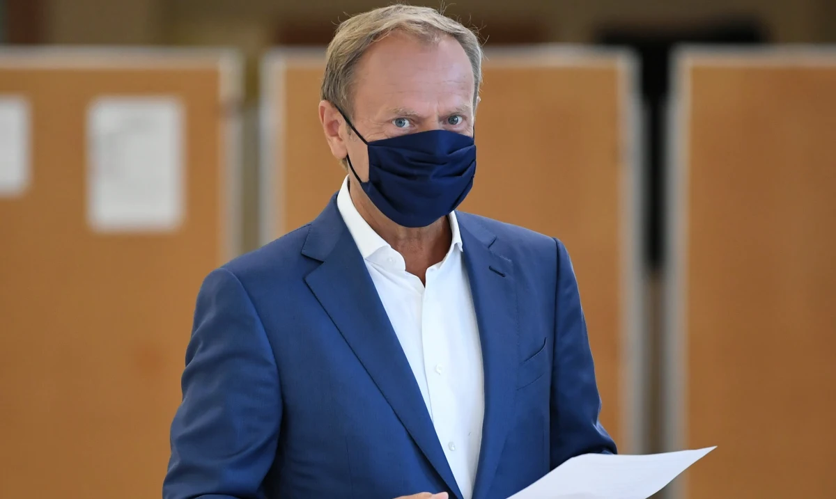 Polska jest najgorzej przygotowanym państwem do jesiennej fali epidemii w całej Unii Europejskiej; gdy inni szykowali się na wojnę z wirusem, wy - na wojnę z narodem. Wycofajcie się z niej, zanim dojdzie do tragedii - zaapelował w środę były premier Donald Tusk.