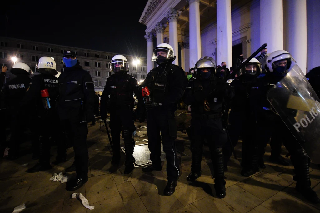 Policja przed warszawskim kościołem w czasie protestu