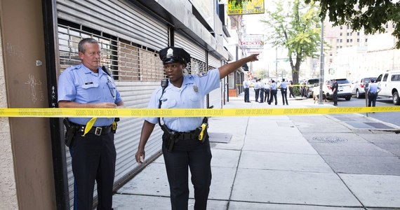 Po zabiciu przez policję 27-letniego Afroamerykanina Waltera Wallace'a w Filadelfii trwają protesty, które zamieniają się często w zamieszki. W środę burmistrz miasta Jim Kenney zapowiedział wprowadzenie godziny policyjnej, która będzie obowiązywać od godz. 21 do 6.