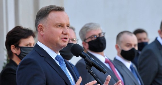 "Nie może być tak, że prawo nakazuje kobiecie tego typu heroizm" - tak prezydent Andrzej Duda komentuje w rozmowie z dziennikarzem RMF FM Michałem Zielińskim skutki orzeczenia Trybunału Konstytucyjnego ws. przepisów aborcyjnych. Trybunał, przypomnijmy, za niezgodny z Konstytucją uznał przepis zezwalający na aborcję w przypadku nieodwracalnych wad płodu. Andrzej Duda zwraca natomiast w wywiadzie dla RMF FM uwagę na inną przesłankę dla legalnego usunięcia ciąży: w przypadku zagrożenia dla zdrowia i życia kobiety: jak zauważa, niektórzy konstytucjonaliści "twierdzą, że z tej przesłanki można wywodzić prawo do aborcji w przypadku, gdyby były takie uszkodzenia płodu, że w istocie cała sytuacja stanowiłaby zagrożenie dla zdrowia psychicznego kobiety".