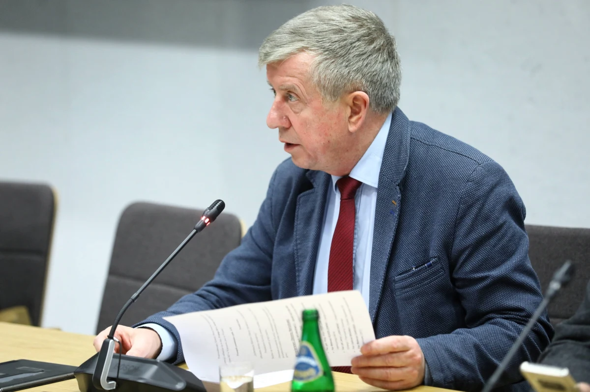 W dniu protestu przeciwników zaostrzenia prawa aborcyjnego w zachodniopomorskim Trzebiatowie w miejscowym biurze posła PiS Michała Jacha wybite zostały szyby. Jak podaje sam polityk, protestujący pojawili się również przed jego domem w Stargardzie.