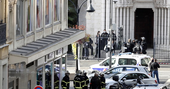 Sprawca uzbrojony w nóż zaatakował ludzi w kościele w Nicei we Francji. Trzy osoby nie żyją, a kilka zostało rannych. Francuskie media podają, że jednej z ofiar - kobiecie - nożownik odciął głowę. Po ataku w Nicei premier Francji ogłosił stan zagrożenia terrorystycznego w całym kraju.