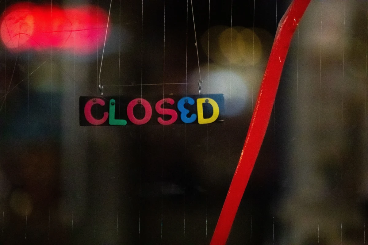 W związku z szybkim przyrostem liczby zakażonych i liczby ofiar śmiertelnych minister zdrowia Adam Niedzielski rekomenduje premierowi wprowadzenie nowych drakońskich ograniczeń koronawirusowych - dowiedzieli się dziennikarze RMF FM. Mają dotyczyć przemieszczania się, działalności sklepów i szkół.