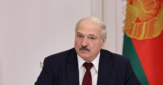 Alaksandr Łukaszenka oświadczył w czwartek, że jego zdaniem prezydent Polski Andrzej Duda zwyciężył w wyborach dzięki sfałszowaniu ich wyników. Jego słowa zacytowała agencja BiełTA.