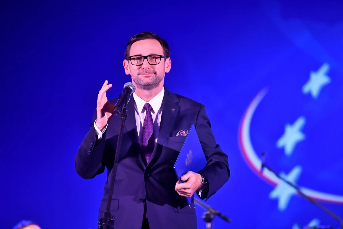 ​Prezes PKN Orlen Daniel Obajtek spotkał się z premierem Rumunii Ludovicem Orbanem oraz z ministrem gospodarki tego kraju Virgilem-Danielem Popescu. Jak podał płocki koncern, celem wizyty w Rumunii jest m.in. rozpoznanie potencjalnych możliwości biznesowych dla PKN Orlen na tym rynku.