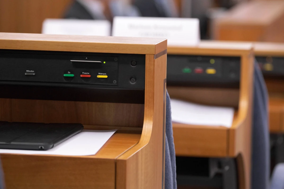 Uchwaloną w ciągu kilku godzin przez Sejm ustawą, poprawiającą błąd posłów PiS, Senat zajmie się najwcześniej w środku listopada. Wczoraj wieczorem sejmowa większość uchwaliła ustawę zmieniającą przepisy, które nie weszły jeszcze w życie. Ta korekta musi jednak przejśc całą drogę legislacyjną, a ustawa z błędem czeka już tylko na podpis prezydenta.