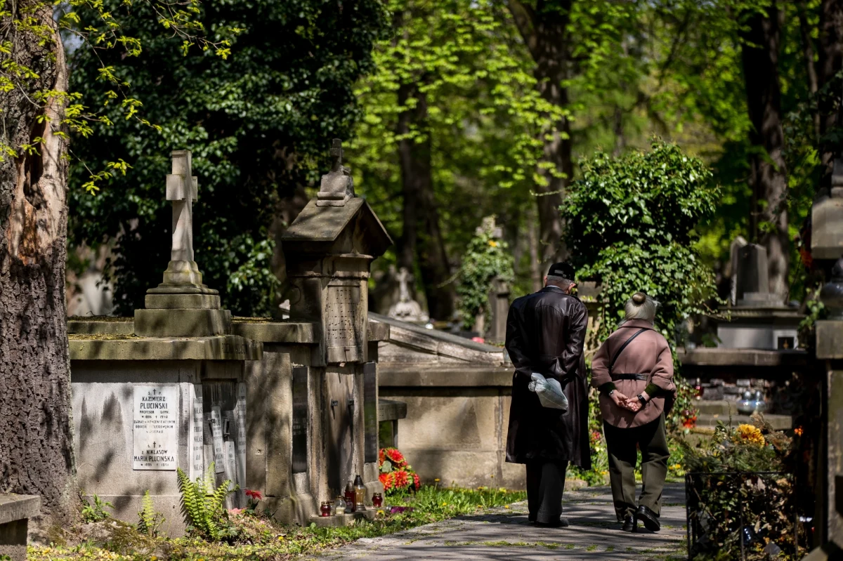 ​W piątek przedstawimy informacje dotyczące dostępności cmentarzy w Dniu Wszystkich Świętych, zasady pracy biurowej i kilka innych tematów, które chcemy uregulować - powiedział premier Mateusz Morawiecki.