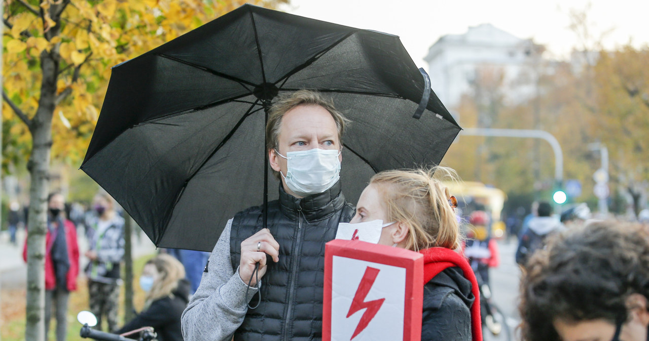 Maciej Stuhr z żoną Katarzyną Błażejewską-Stuhr wzięli udział w środowym Strajku Kobiet w Warszawie.