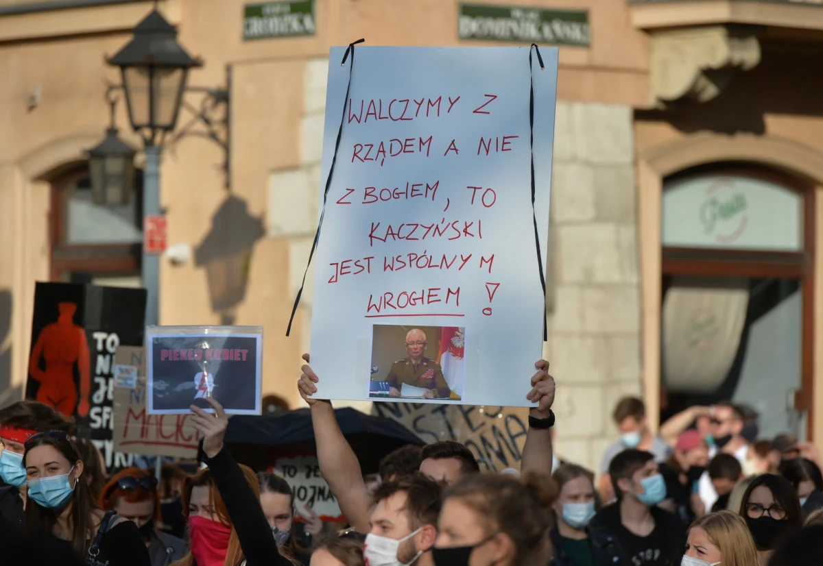 "Jestem przekonany, że zdrowie i życie kobiety jest kluczowe, najważniejsze i ono jest chronione według obecnego stanu prawnego; jeżeli to będzie wymagało doprecyzowania, na pewno to uczynimy" - zapewnił premier Mateusz Morawiecki w kontekście niedawnego wyroku TK. Szef rządu wygłosił też apel do protestujących.