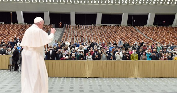 Począwszy od 4 listopada, środowe audiencje generalne papieża Franciszka znów będą odbywać się bez udziału wiernych i będą transmitowane z biblioteki w Pałacu Apostolskim - ogłosił w czwartek Watykan. Przyczyną jest wykrycie zakażenia u uczestnika audiencji.