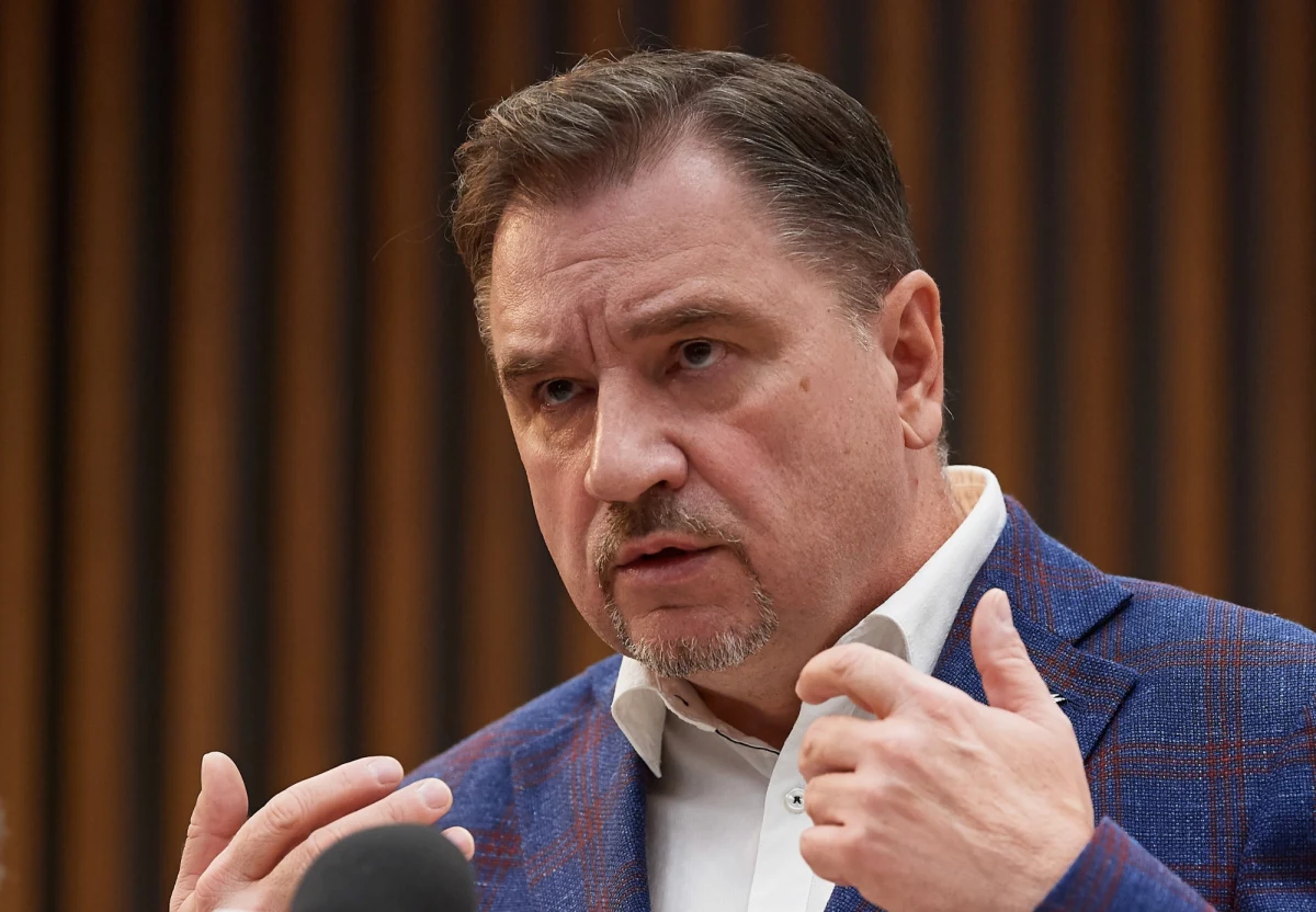 Lider "Solidarności" Piotr Duda wyraził oburzenie w związku ze środowym protestem w ramach Strajku Kobiet w Gdyni. Idący na czele protestu nieśli na drzwiach przesłoniętą biało-czerwoną flagą kukłę kobiety. Nawiązali tym samym do tragicznych wydarzeń Grudnia 1970 i historii Zbigniewa Godlewskiego, upamiętnionego m.in. w "Balladzie o Janku Wiśniewskim". "Przykład ten uświadamia, że w Polsce nie jest respektowane prawo i nie ma już żadnych granic" - napisał Piotr Duda.