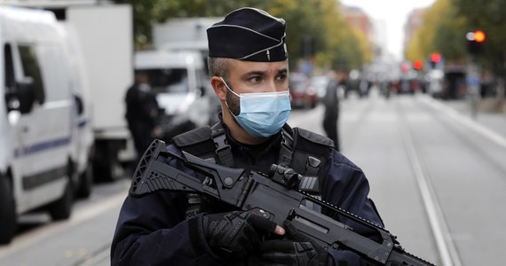 Afgańczyk uzbrojony w nóż został zatrzymany w Lyonie w środkowo-wschodniej Francji. Zdaniem "Le Figaro" mężczyzna był islamskim radykałem. W Awinionie z kolei policja zastrzeliła mężczyznę, który krzyczał "Allah akbar" i próbował atakować przechodniów. 