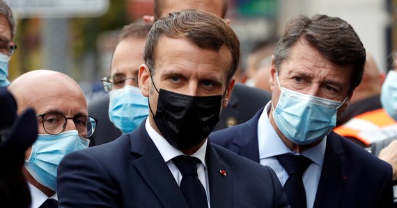 Prezydent Francji Emmanuel Macron potępił w czwartek "islamistyczny atak terrorystyczny" na jego kraj. Zapowiedział, że w związku z wydarzeniami w Nicei zwiększona będzie obecność wojska na ulicach na terytoriach francuskich oraz ochrona miejsc kultu oraz szkół.