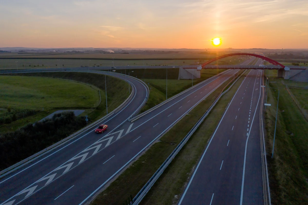 Uwaga kierowcy. Spodziewajcie się wieczorno-nocnych utrudnień na autostradzie A4 w rejonie bramek w Mysłowicach. Nad ranem trasa w kierunku Katowic będzie przez krótki czas całkowicie zablokowana.
