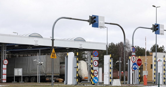 Białoruś zamyka swoją granicę z Polską. Białorusini wstrzymali odprawy ruchu osobowego na przejściach w Bobrownikach, Kuźnicy Białostockiej oraz Terespolu. Bez przeszkód odbywa się natomiast ruch towarowy. 
