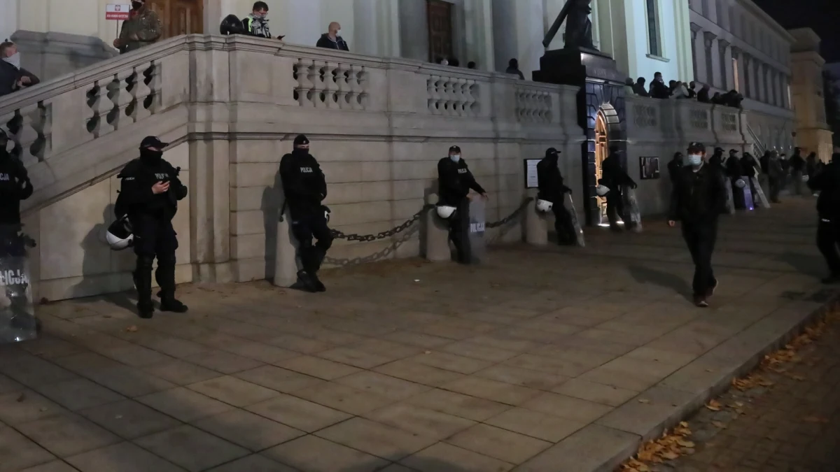 ​Policjanci są wysyłani do pilnowania kościołów oraz domów i biur polityków PiS - informuje Onet. W połączeniu jednak z zabezpieczaniem protestów i epidemią koronawirusa jest to problematyczne, gdyż sytuacja kadrowa robi się dramatyczna.