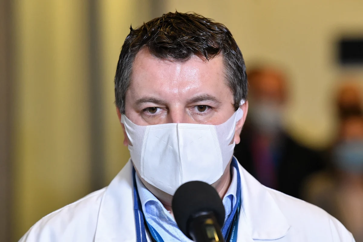 "Nie wybieram się w tym roku na cmentarz. Trzeba pamiętać o tym, żeby wizyta na cmentarzu w tym roku nie była naszą ostatnią wizytą jako odwiedzający. Bo to spore narażenie" -  mówi wicedyrektor ds. medycznych szpitala MSWiA w Warszawie dr Artur Zaczyński, który odpowiada za budowę szpitala tymczasowego na Stadionie Narodowym. "Tego wroga nie widzimy, on jest niewidoczny" - dodaje zalecając zachowanie szczególnych środków ostrożności.