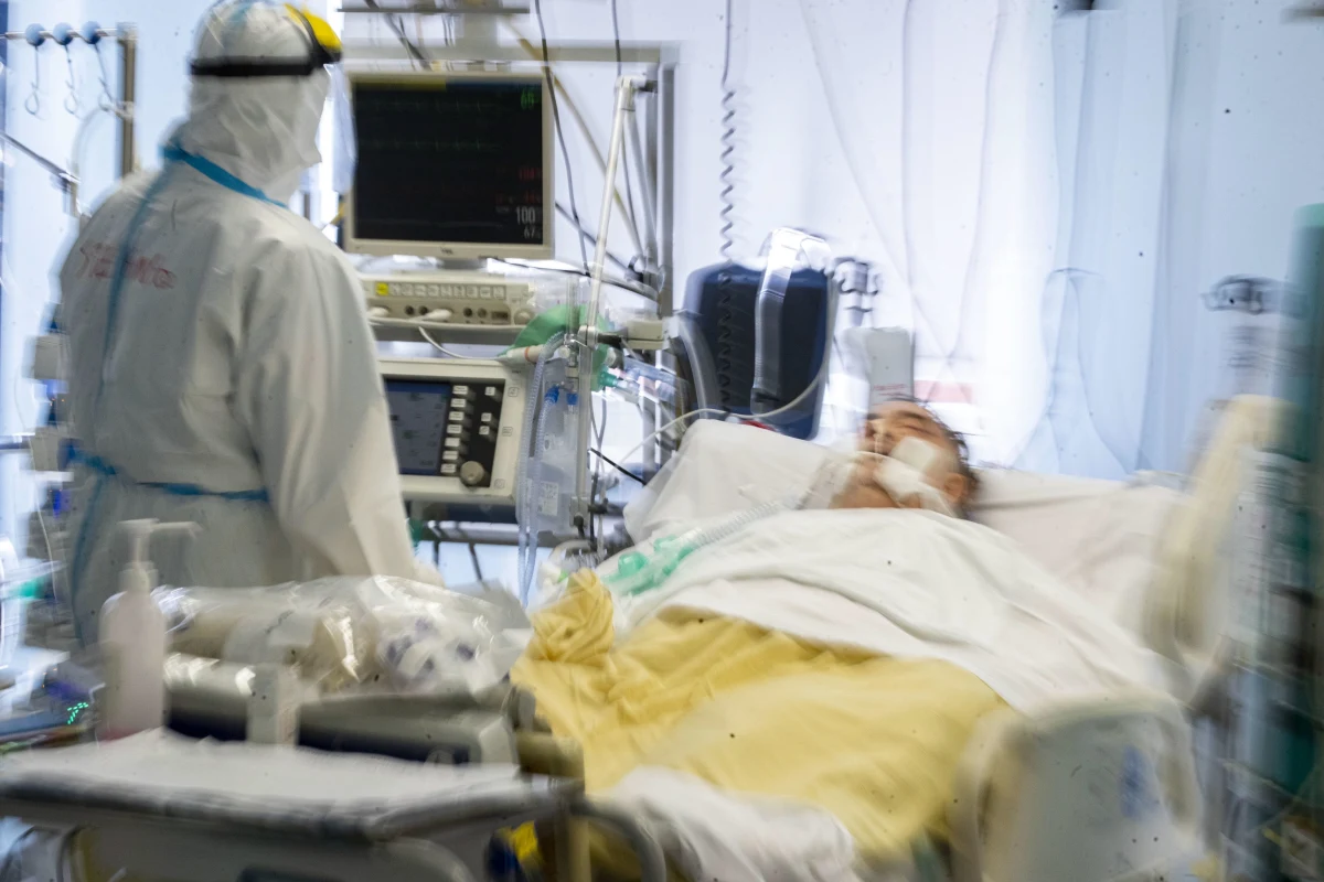 Minister zdrowia chce finansowo zachęcić szpitale do oddawania chorych na koronawirusa do izolatoriów. Od środy zmienione zostały zasady finansowania leczenia chorych z Covid-19. Od teraz pieniądze, jakie dostaje szpital, mają być uzależnione od oceny rozwoju choroby płuc - jak przy zapaleniu płuc. 