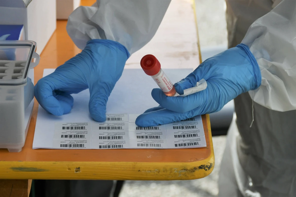 ​W Singapurze testowane jest działające jak alkomat cyfrowe urządzenie mające służyć do szybkiego badania w kierunku obecności koronawirusa. Aparat może być dostępny na początku 2021 r., nie zastąpi jednak testów typu PCR.