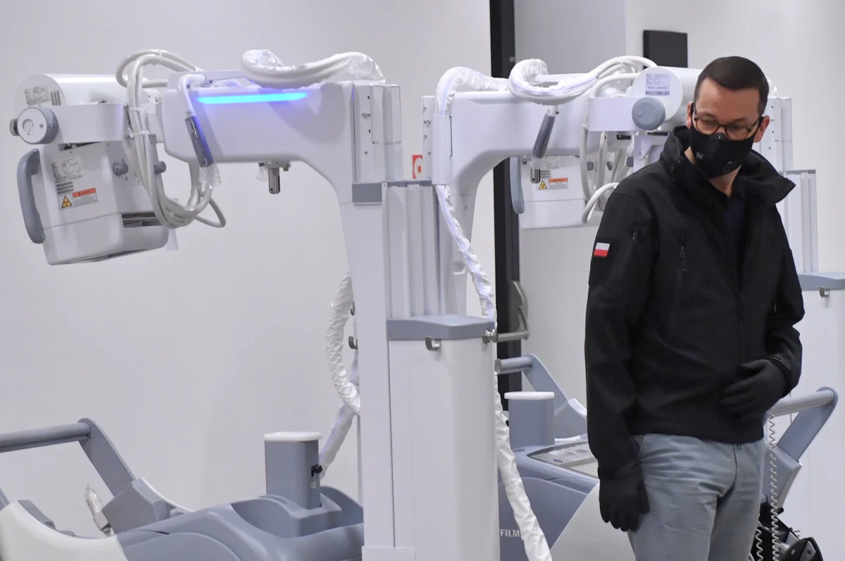 Będą nowe koronawirusowe obostrzenia: premier Mateusz Morawiecki poinformować ma o nich dzisiaj na konferencji prasowej. Szef rządu - jak sam zapowiedział - przekaże decyzje ws. 1 listopada, pracy biurowej i "kilku innych tematów".